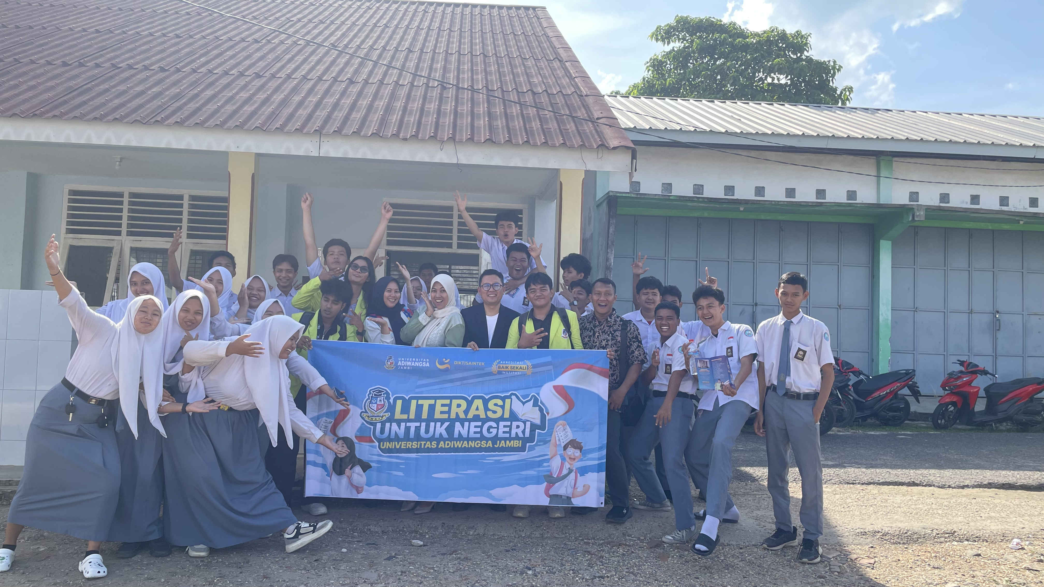 Kampus Swasta Terbaik di Jambi: Universitas Adiwangsa Jambi Gelar Literasi Untuk Negeri di SMAN 12 Kota Jambi