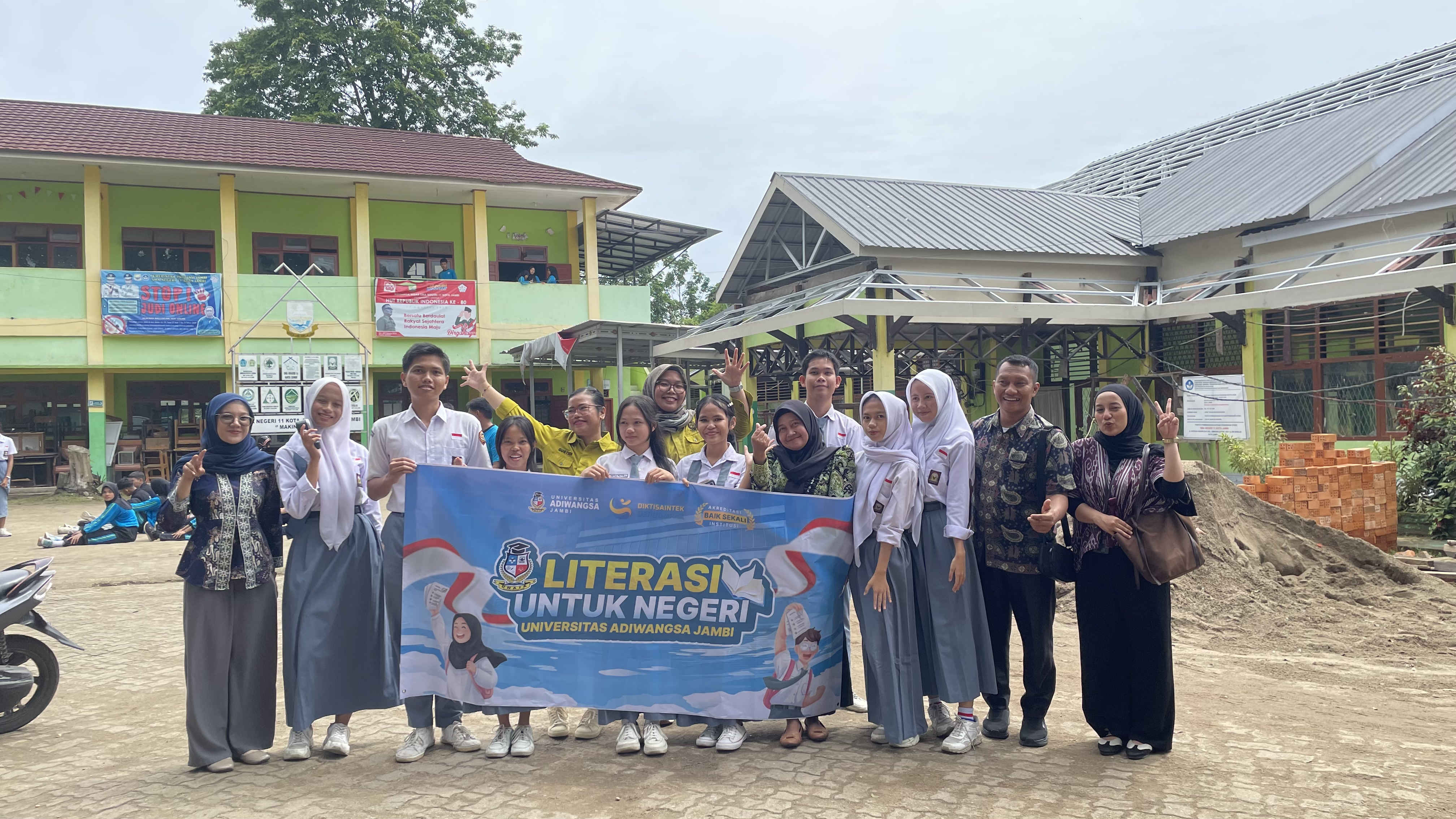 Kampus Swasta Terbaik di Jambi: Universitas Adiwangsa Jambi Gelar Literasi Untuk Negeri di SMAN 11 Kota Jambi Bersama Prodi Profesi Bidan dan Keperawatan